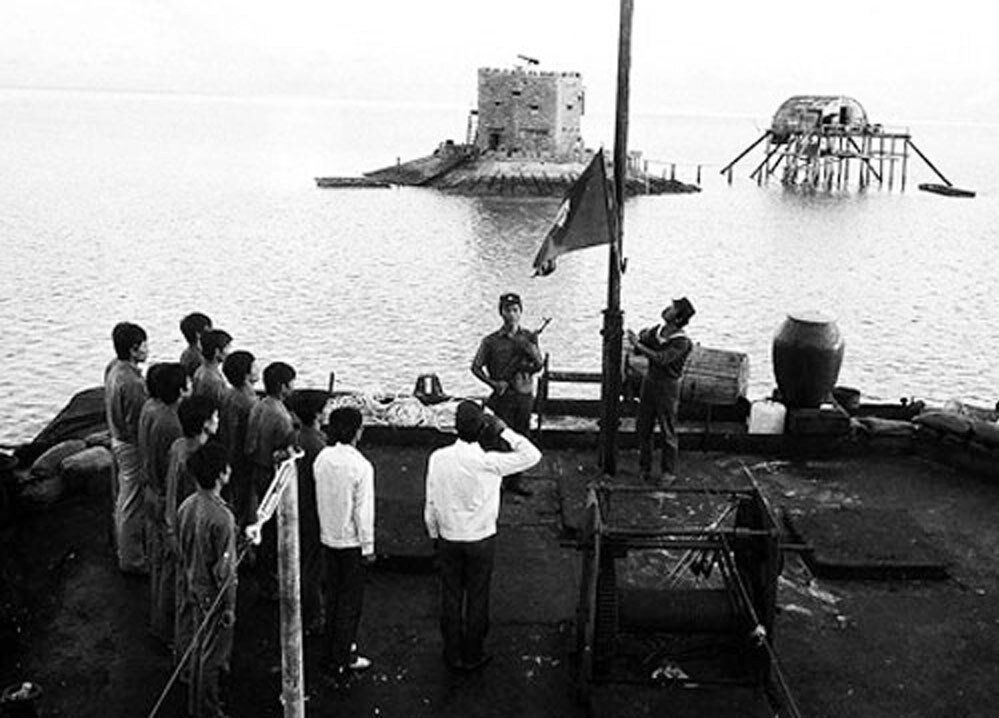 Chúng ta nhanh chóng bố trí lực lượng, chờ đối phương rút lui xong sẽ đổ bộ lên đảo tiếp quản ngay lập tức. Vừa tránh được việc nước ngoài lợi dụng sự hỗn loạn của quân đội Sài Gòn để chiếm đảo, vừa tránh được xung đột với lính chế độ cũ, khỏi đổ máu vô ích. Nguồn ảnh: TTXVN.