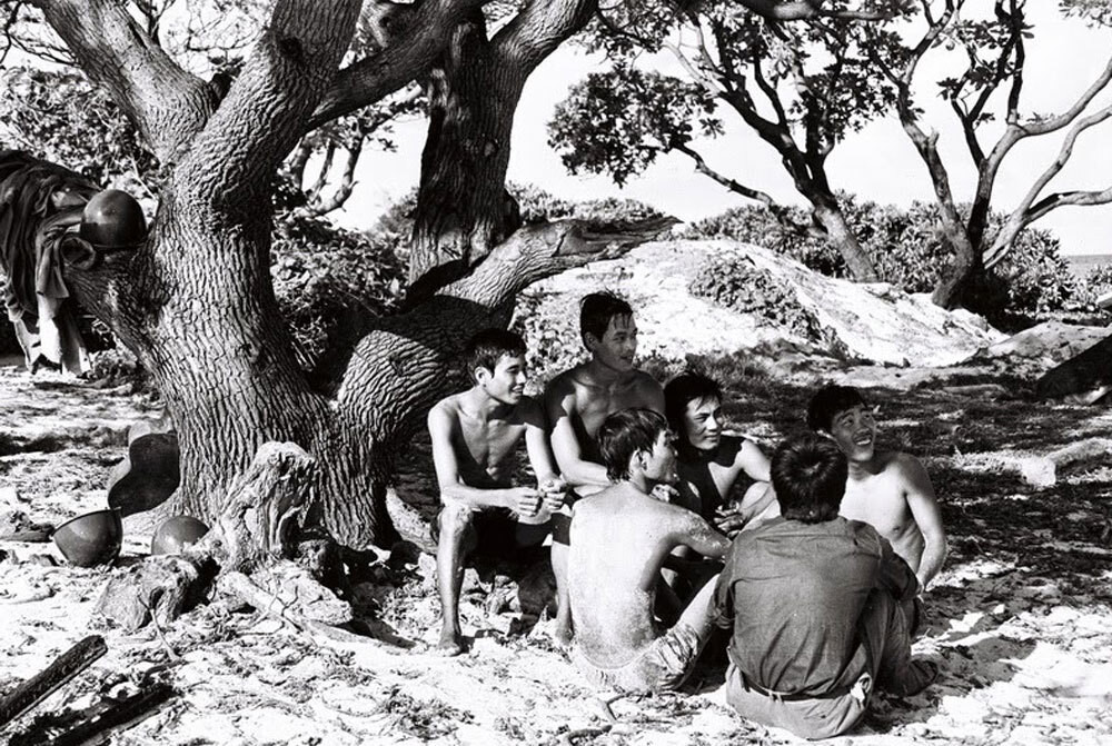 Tại Côn Đảo, các tù nhân chính trị nổi dậy vào sáng ngày 1/5 ngay sau khi biết tin chế độ Sài Gòn bị đập tan. Chiều tối ngày 2/5, lực lượng nổi dậy bắt liên lạc với đất liền xin tăng viện để đề phòng đối phương hoặc thậm chí là Mỹ đổ bộ tái chiếm đảo. Nguồn ảnh: TTXVN.