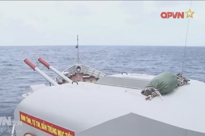 Ngoài ra tàu connf có 4 tổ hợp pháo phản lực chống ngầm RBU-6000. Đây là loại pháo phản lực cỡ nòng 213mm, được Liên Xô phát triển chuyên với mục đích đánh các mục tiêu dưới mặt nước. Nguồn ảnh: QPVN. 