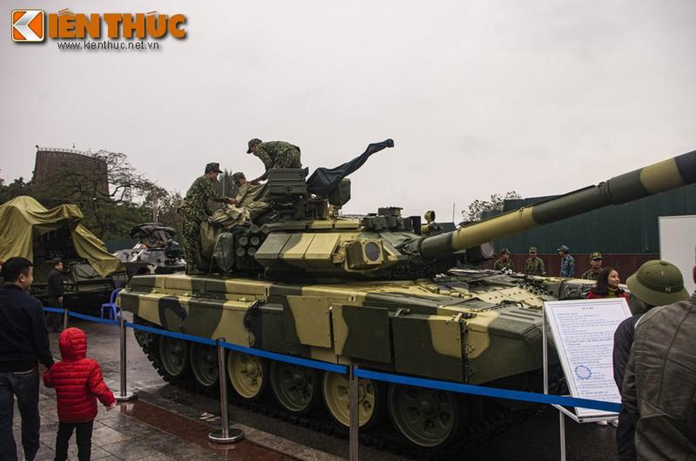 Ngoài ra trưởng xa còn là người điều khiển khẩu súng máy phòng không được đặt ở trên nóc xe tăng T-90.