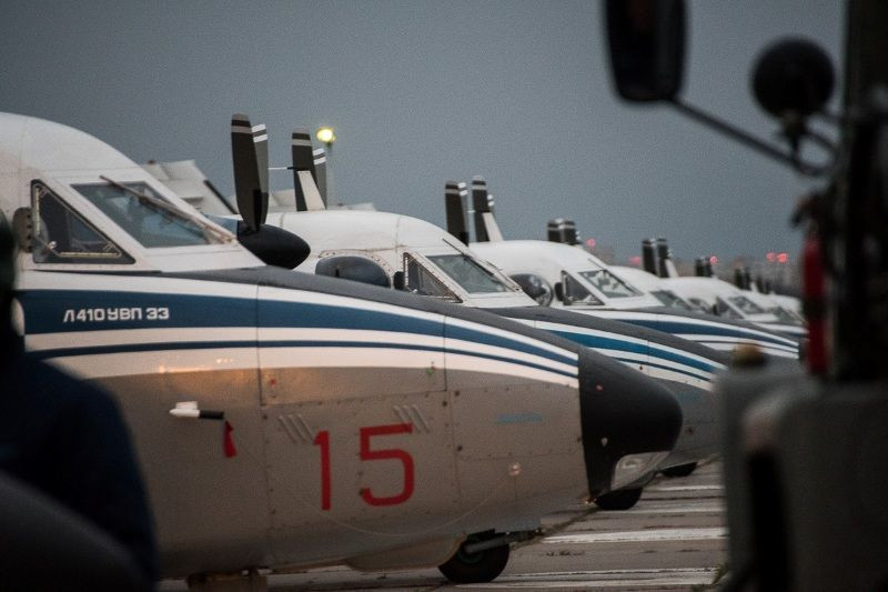 Khi tải đầy hàng hoá, máy bay L-410 chỉ cần đường băng 500 mét để hạ cánh. Thậm chí, loại máy bay này còn "lỳ" tới nỗi, nó không cần đường băng rải nhựa mà chỉ cần một khoảng đất đủ bằng phẳng là có thể hạ cánh được bất cứ lúc nào. Nguồn ảnh: Foto.