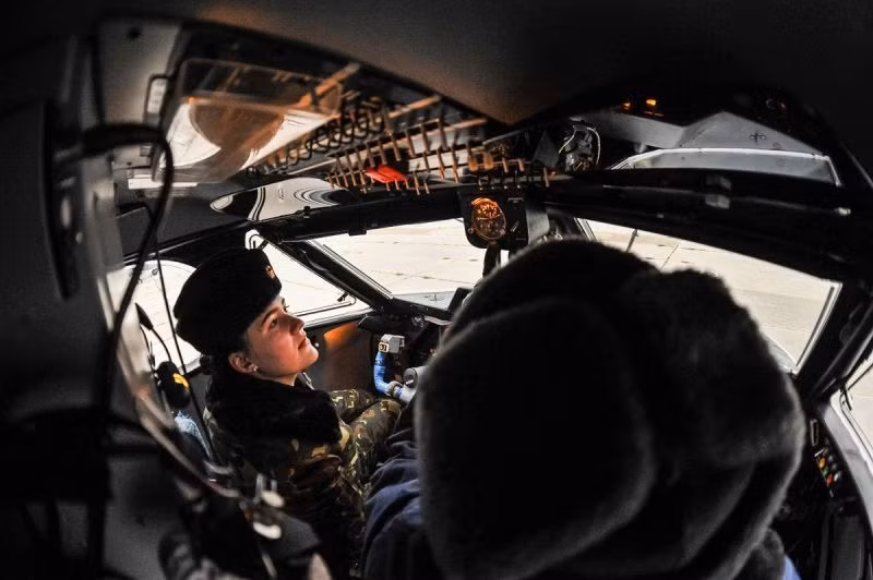 Bên trong khoang lái có phần "chật chội" của máy bay vận tải L-410. Học viên phi công đang ngồi ghế lái chính trong khi đó huấn luyện viên ngồi ở vị trí ghế lái phụ. Nguồn ảnh: Foto.