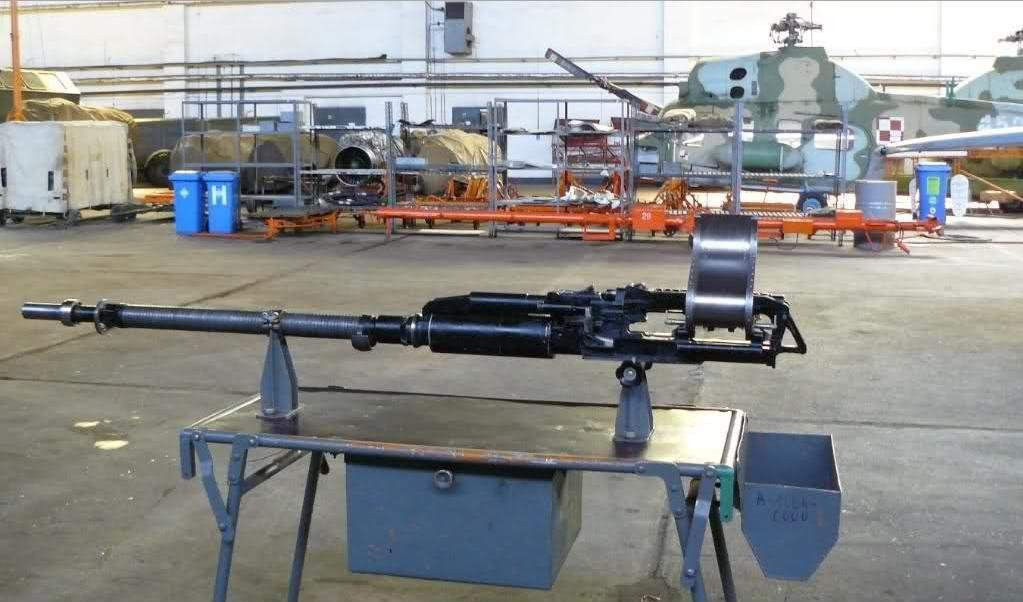 Do sử dụng nòng rãnh xoắn, khẩu pháo này chỉ có khả năng khai hoả khoảng 2000 phát đạn trước khi nó bị ăn mòn hoàn toàn phải thay nòng. Tầm bắn hiệu quả của pháo từ 200 mét tới 800 mét tuỳ loại mục tiêu. Nguồn ảnh: Pinterest.