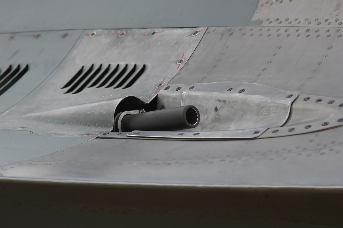 Đây là một vị trí đặt pháo khá phổ biến hiện nay trên các chiến đấu cơ hiện đại. Trong quá khứ, pháo và súng thường được đặt ở mũi máy bay và hai cánh, tuy nhiên với phản lực, pháo thường được đặt trong thân. Nguồn ảnh: Pinterest.