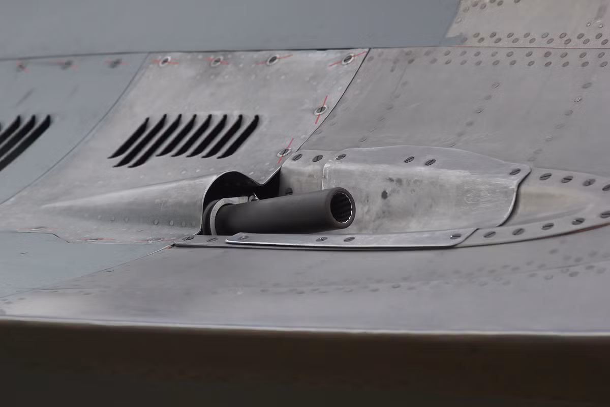 Đây là một vị trí đặt pháo khá phổ biến hiện nay trên các chiến đấu cơ hiện đại. Trong quá khứ, pháo và súng thường được đặt ở mũi máy bay và hai cánh, tuy nhiên với phản lực, pháo thường được đặt trong thân. Nguồn ảnh: Pinterest.