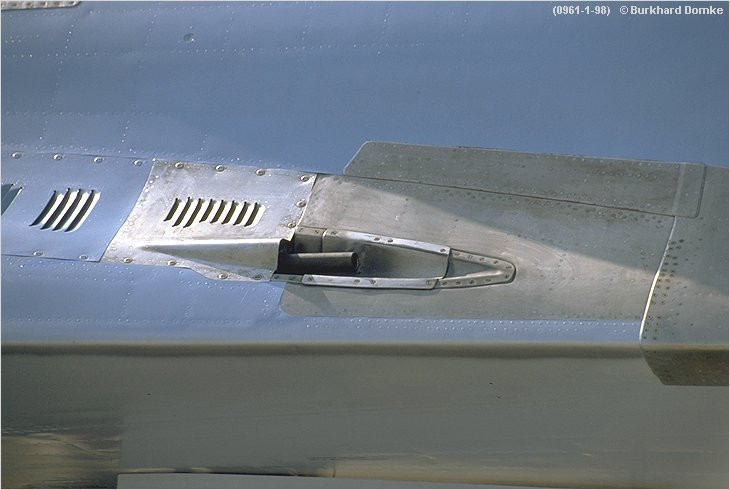 Đơn giản là do toàn bộ phần mũi máy bay thường được sử dụng để đặt radar cùng nhiều thiết bị cảm biến khác. Trong quá khứ, nhiều loại máy bay chiến đấu ví dụ như F-4 Phantom II của Mỹ những phiên bản đầu tiên thậm chí còn không được trang bị pháo hay súng. Nguồn ảnh: Pinterest.