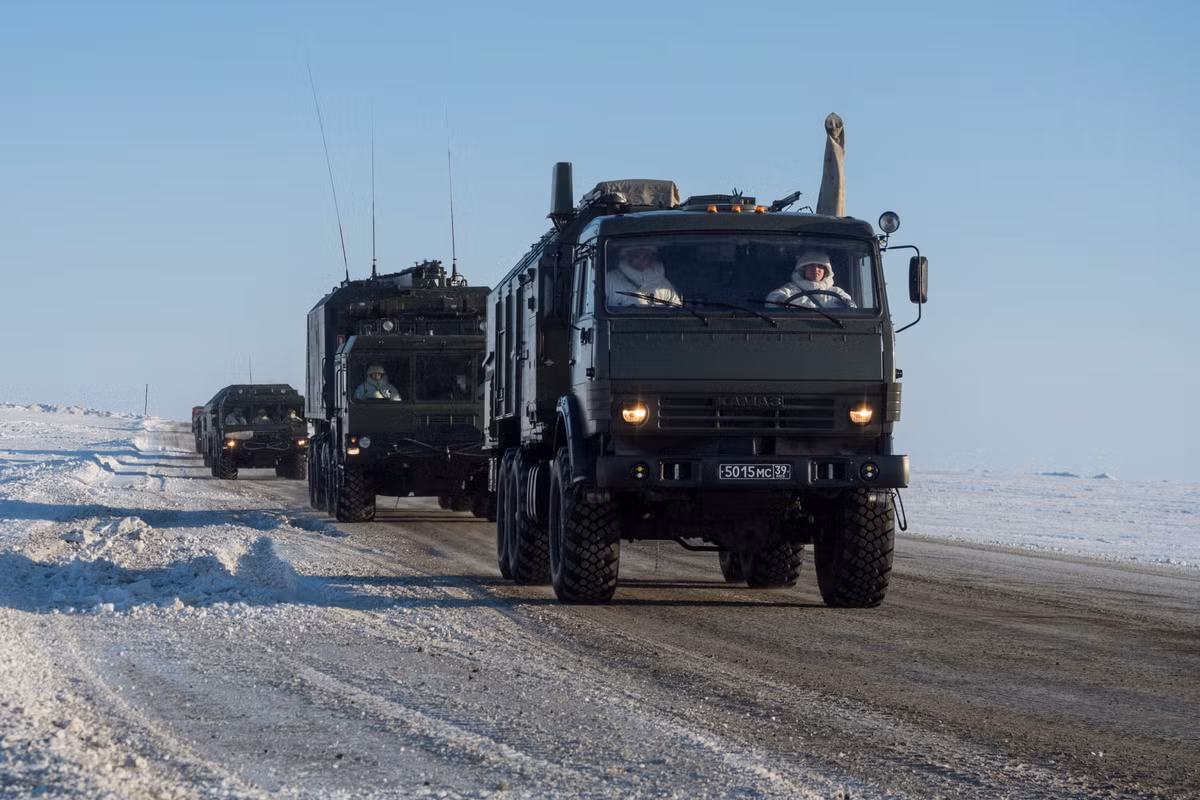 Cuộc tập trận sử dụng máy tính để mô phỏng mục tiêu bay trên không nên các bệ phóng không cần mang theo trang bị đạn tên lửa. Kíp chiến đấu chỉ cần tính toán, lấy phần tử bắn để tấn công mục tiêu giả định trên máy tính. Nguồn ảnh: BMDP.