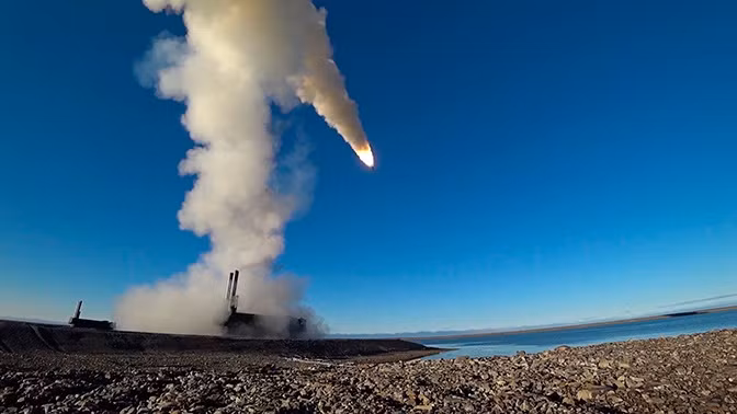 Trong đó khi sử dụng hành trình bay cao thấp hỗn hợp, Bastion-P có thể đạt cao độ tối đa lên tới 14 km và hạ thấp độ cao xuống còn từ 9 tới 15 mét ở pha cuối cùng. Ở độ cao lớn, tốc độ tối đa của Bastion-P vào khoảng 800 mét/giây, trong khi đó ở độ cao thấp tốc độ tối đa của Bastion-P vào khoảng 700 mét/giây. Nguồn ảnh: BMDP.