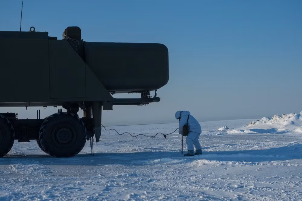 Tên lửa Bastion-P là một hệ thống bao gồm 4 xe phóng K-340P mỗi xe chứa hai ống phóng tên lửa cùng một tới hai xe điều khiển. Thời gian chuyển trạng thái chiến đấu chỉ mất khoảng 3 tới 4 phút. Nguồn ảnh: BMDP.