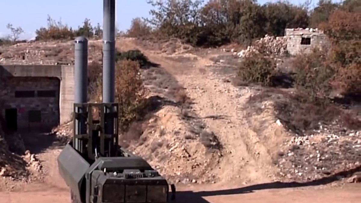 Tên lửa chống hạm Bastion-P có hai kiểu bay hành trình cơ bản. Kiểu thứ nhất là bay thấp với tầm bắn tối đa 120 km. Loại thứ hai là bay thấp - cao hỗn hợp tuỳ pha phóng với tầm bắn toosid da 300 km. Nguồn ảnh: BMDP.