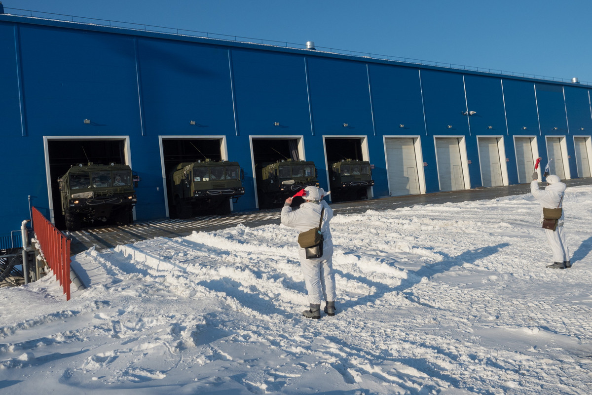 Trong cuộc tập trận này, ngay sau khi báo động vang lên các xe tên lửa Bastion-P đã nhanh chóng cơ động vào vị trí chiến đấu. Cuộc tập trận được cho là diễn ra ở ven bờ biển Barents. Nguồn ảnh: BMDP.