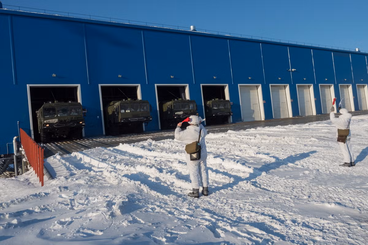 Trong cuộc tập trận này, ngay sau khi báo động vang lên các xe tên lửa Bastion-P đã nhanh chóng cơ động vào vị trí chiến đấu. Cuộc tập trận được cho là diễn ra ở ven bờ biển Barents. Nguồn ảnh: BMDP.