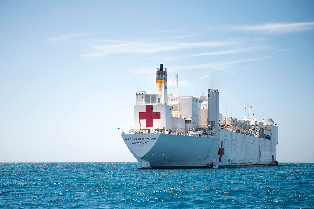 Trớ trêu thay, dù chưa có bất cứ bệnh nhân COVID-19 nào được chuyển lên tàu USNS Comfort, đã có một thuỷ thủ trên tàu được xét nghiệm và nhận kết quả dương tính với loại virus chết người này. Nguồn ảnh: BI.
