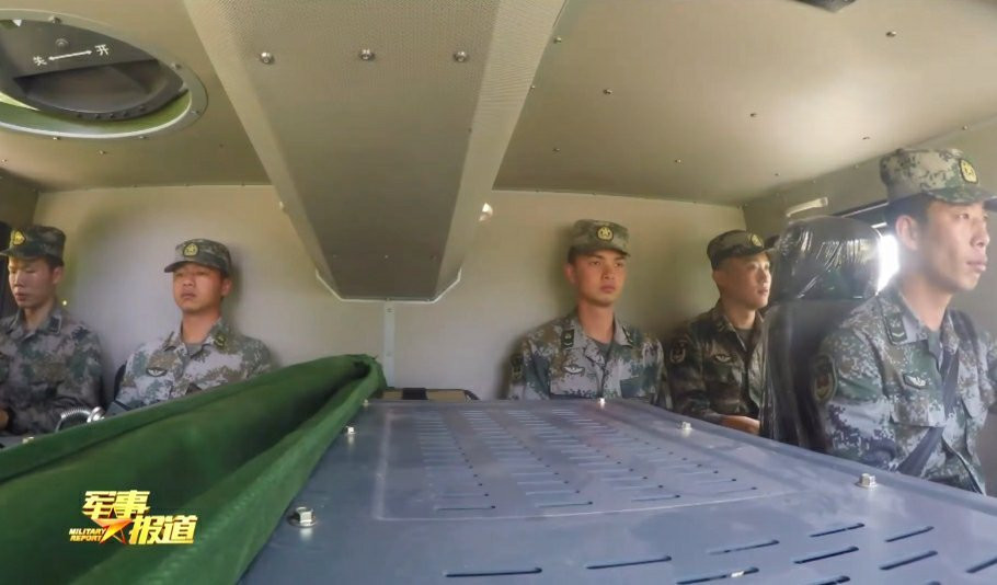 Bên trong của khoang lái pháo tự hành PLC-181 lần đầu tiên xuất hiện trên sóng truyền hình với biên chế kíp chiến đấu bao gồm 6 người. Nguồn ảnh: BMDP.