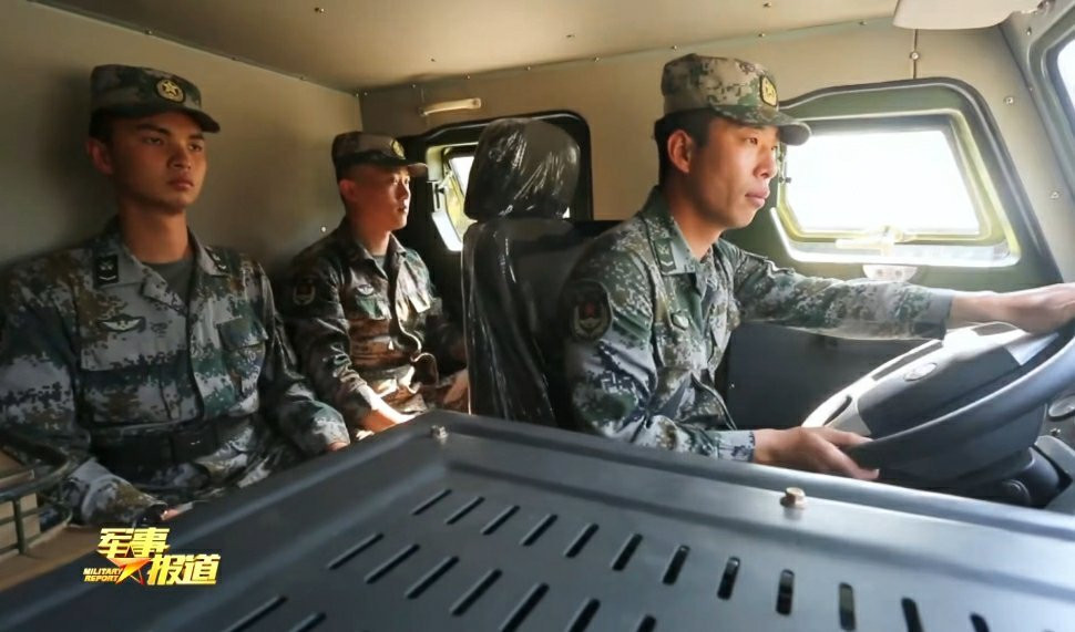 Nội thất bên trong xe được thiết kế rất đơn giản nhưng cũng đầy đủ tiện nghi không thua kém gì những loại xe tải dân dụng phổ biến trên thị trường. Nguồn ảnh: BMDP.