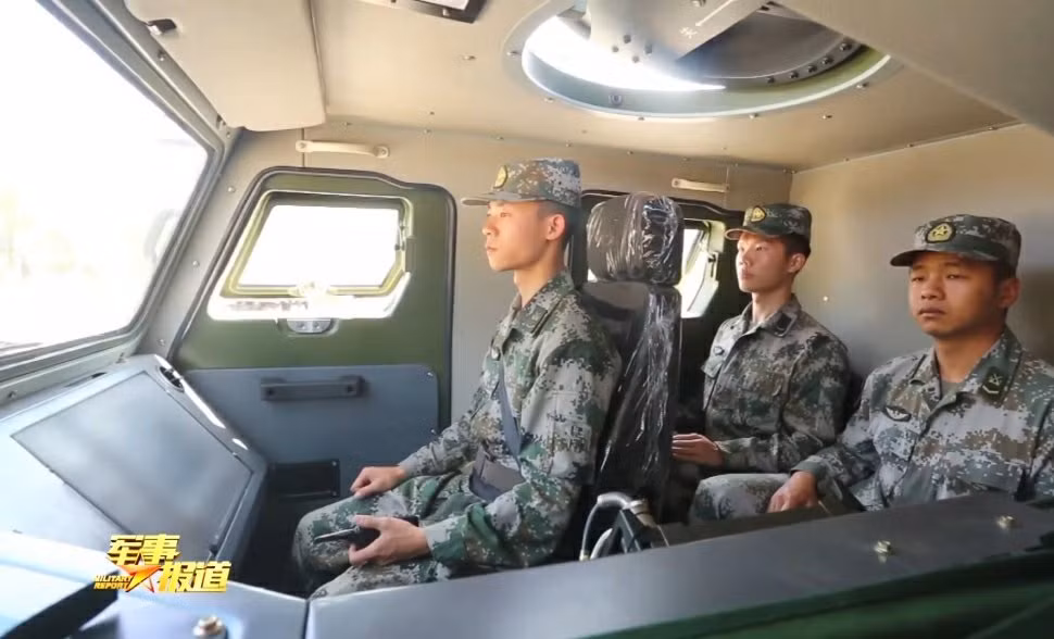 Mặc dù vậy khu vực màn hình cảm ứng rất lớn này đã bị làm mờ và không thể thấy rõ được chức năng chính xác của chúng. Phía trên của ghế lái phụ cũng là một cửa nắp có thể chui vừa một người. Nguồn ảnh: BMDP.