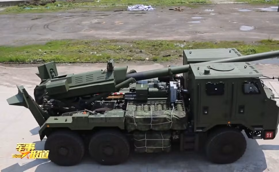 Trong phóng sự ngắn vừa được đài truyền hình trung ương Trung Quốc CCTV thực hiện, khẩu pháo tự hành 155mm này đã lần đầu tiên để lộ nội thất bên trong khoang lái. Nguồn ảnh: BMDP.