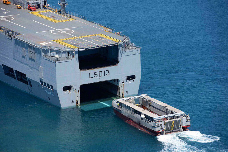 Cũng trong ngày 3/4, một tàu đổ bộ tấn công lớp Mistral khác của Pháp mang tên Dixmude số thân L9015 cũng đã rời cảng Toulon của Pháp, tham gia vận chuyển người bệnh từ Corsica về Pháp. Nguồn ảnh: BMDP.