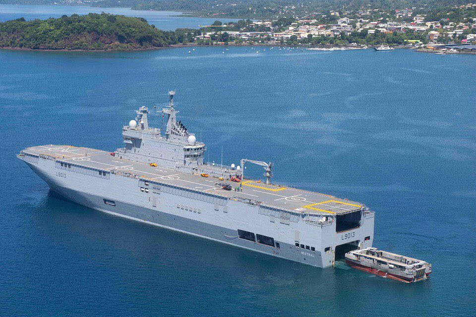 Trước tình hình dịch bệnh diễn biến khó lường, tàu đổ bộ tấn công Mistral số thân L9013 của Hải quân Pháp đã cập cảng Mayotte - vùng lãnh thổ thuộc Pháp nằm ở khu vực Ấn Độ Dương. Nguồn ảnh: BMDP.