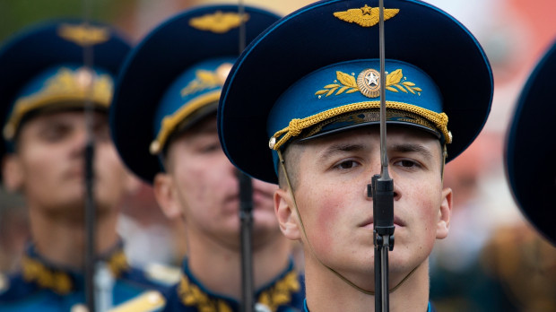 Cuộc duyệt binh thường niên mừng ngày chiến thắng phát xít Đức của Nga cũng được xem là một cách phô trương sức mạnh, giúp quân đội nước này chứng tỏ được khả năng của mình như một đòn cảnh cáo tới bất cứ lực lượng nào muốn xâm lược Nga trong tương lai.