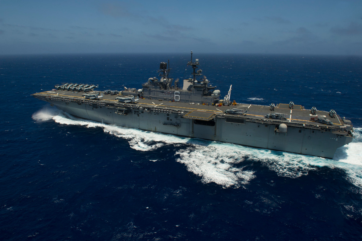 Tổng cộng tàu USS America được trang bị 13 chiến đấu cơ F-35B - số lượng F-35B này đủ để biến tàu đổ bộ tấn công này trở thành một tàu sân bay hạng nhẹ. Nguồn ảnh: USnavy.