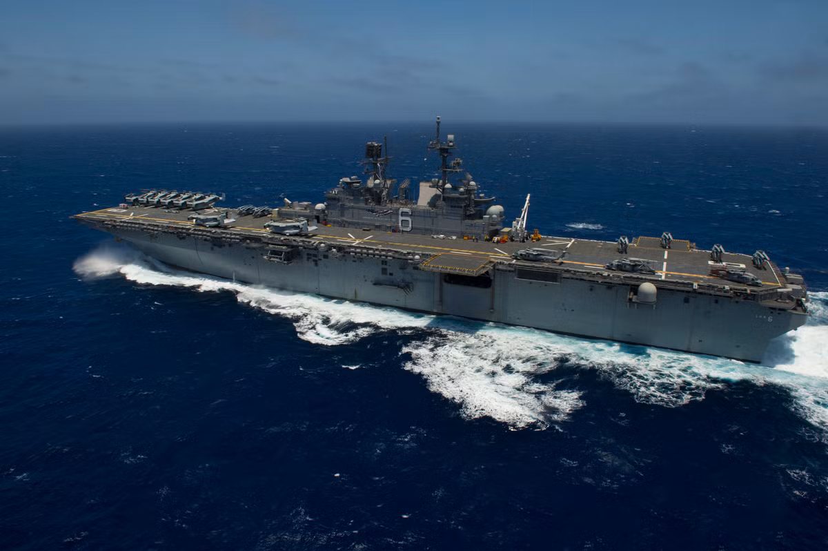 Tổng cộng tàu USS America được trang bị 13 chiến đấu cơ F-35B - số lượng F-35B này đủ để biến tàu đổ bộ tấn công này trở thành một tàu sân bay hạng nhẹ. Nguồn ảnh: USnavy.