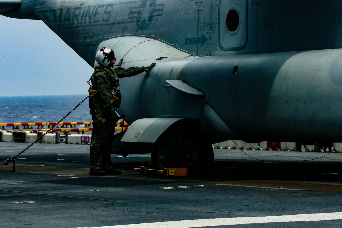 Máy bay lai trực thăng Bell Boeing V-22 Osprey trong biên chế của Thủy quân Lục chiến Mỹ hoạt động trên tàu đổ bộ tấn công USS America. Nguồn ảnh: USnavy.