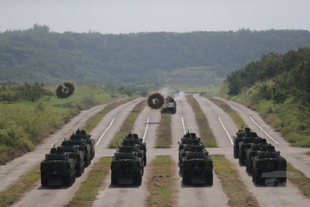 Loại thiết giáp này được trang bị hệ thống dẫn động bánh lốp bao gồm 8 bánh kèm theo đó là tháp pháo hai chỗ ngồi với trang bị vũ khí chính là một khẩu pháo tự động 30mm. Nguồn ảnh: BMDP.