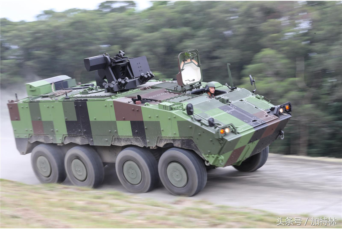 Xe được trang bị hệ thống động cơ diesel có công suất 450 mã lực, cho phép di chuyển với quãng đường lên tới 800 km với vận tốc tối đa 120 km/h. Nguồn ảnh: BMDP.