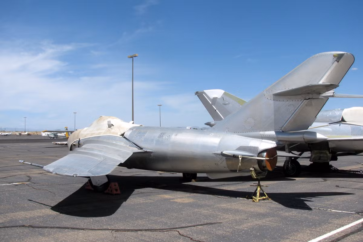 Được đưa vào biên chế Không quân Liên Xô từ năm 1951, tới năm 1953, MiG-17 lập chiến công đầu tiên khi bắn hạ một oanh tạc cơ trinh sát RB-50G của Mỹ vi phạm không phận Liên Xô. Trong số 17 người Mỹ trên chiếc RB-50G, chỉ một người duy nhất sống sót và bị Liên Xô bắt giữ. Nguồn ảnh: Pinterest.