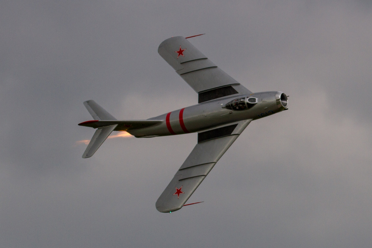 Những chiếc MiG-17 đầu tiên được Liên Xô xuất khẩu cho Bulgaria năm 1954 là loại MiG-17PF. Vào thời điểm đó, Bulgaria đang rất khó chịu khi các máy bay B-26 của Mỹ thường xuyên vi phạm không phận của các quốc gia này. Bản thân Bulgaria cũng đã từng hạ một chiếc B-26 của Mỹ bằng MiG-17 nhưng xác máy bay B-26 lại rơi trên lãnh thổ Hy Lạp. Nguồn ảnh: Pinterest.