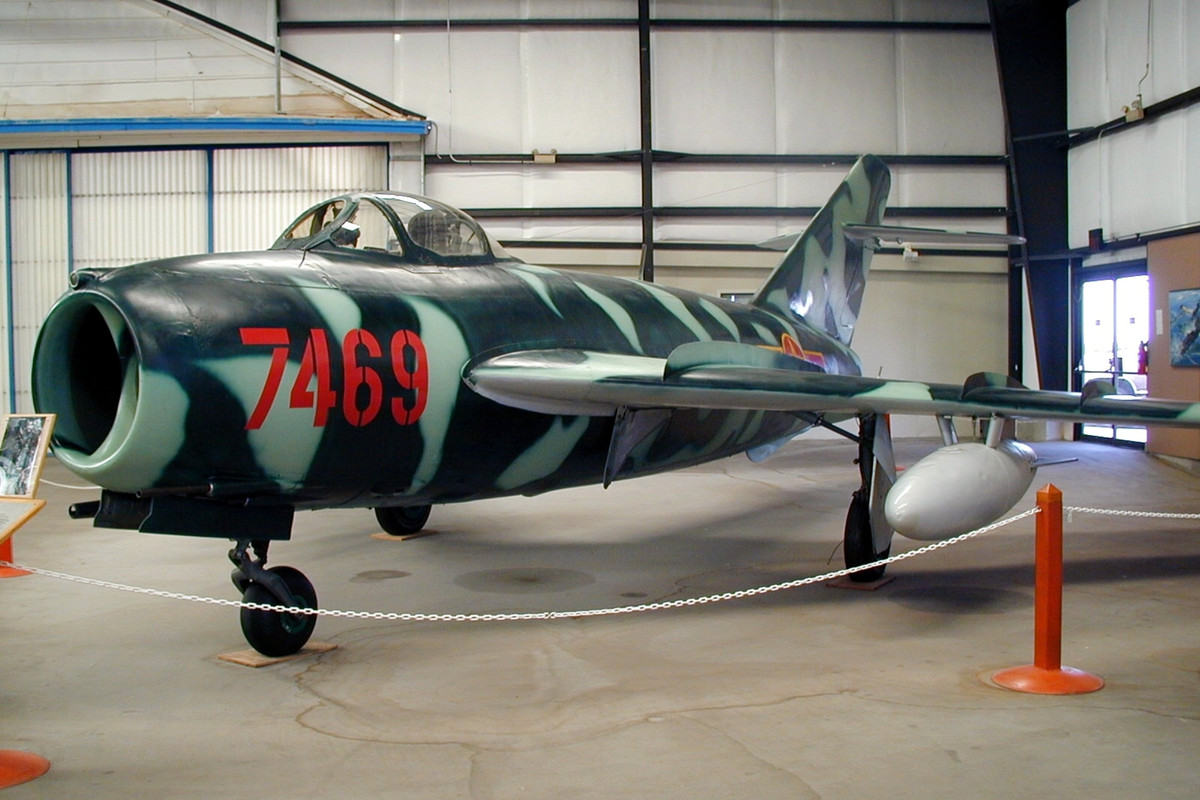 Thậm chí, không quân Việt Nam còn táo bạo sử dụng MiG-17 tấn công tàu chiến của Mỹ ở gần Đồng Hới vào tháng 4/1972. Hai chiếc MiG-17 của ta mang theo hai trái bom 250 kg đã sử dụng cách thức "ném bom loăng quăng" khiến hai tàu chiến Mỹ bị hư hỏng nặng. Nguồn ảnh: Pinterest.