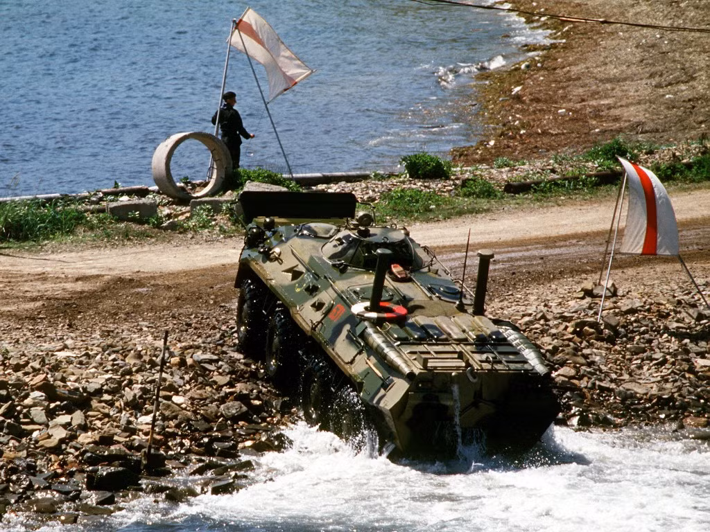 Xe được trang bị vũ khí chính bao gồm một khẩu đại liên 14,5mm hoặc một khẩu pháo tự động 30mm giúp cung cấp hoả lực yểm trợ bộ binh không thua kém gì xe chiến đấu bộ binh ngày nay. Nguồn ảnh: Rumil.