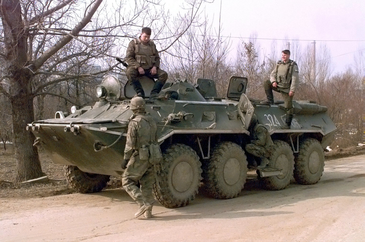 Ra đời từ năm 1984, BTR-80 hiện đang là một trong những loạt thiết giáp chở quân phổ biến nhất thế giới với gần 30 quốc gia sử dụng, thậm chí một vài nước thân Mỹ như Hàn Quốc cũng có sở hữu loại thiết giáp này trong biên chế. Nguồn ảnh: Rumil.