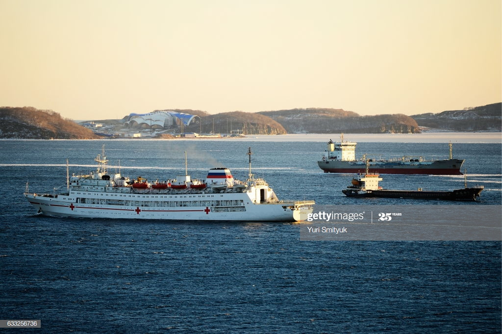 Tuy nhiên toàn bộ các bác sĩ trên tàu đều là bác sĩ quân y, thuộc biên chế của Quân đội Nga. Đây cũng được coi là tàu dân sự và chỉ thực hiện nhiệm vụ nhân đạo, mọi hành động tấn công vào tàu bệnh viện này sẽ đều được coi là tội ác chiến tranh. Nguồn ảnh: Gettyimg.