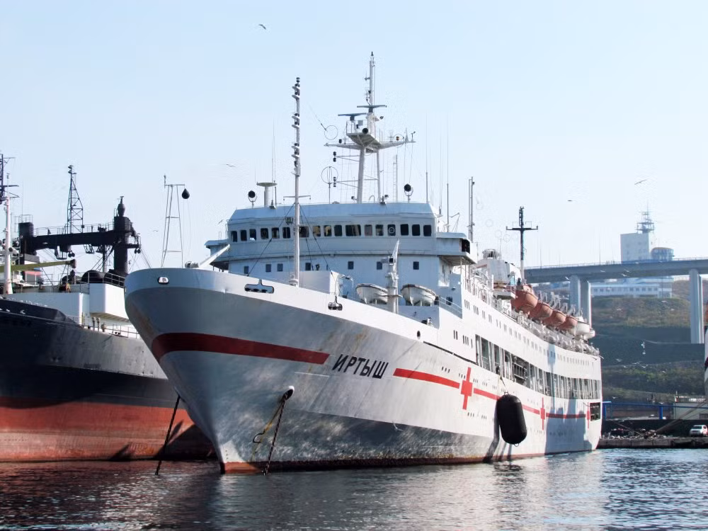 Cũng giống với Hải quân Mỹ, tàu bệnh viện của Nga không mang theo vũ khí và các thuỷ thủ phục vụ trên tàu là thuỷ thủ dân sự - không phải lính thuộc biên chế của quân đội Nga. Nguồn ảnh: Rumil.