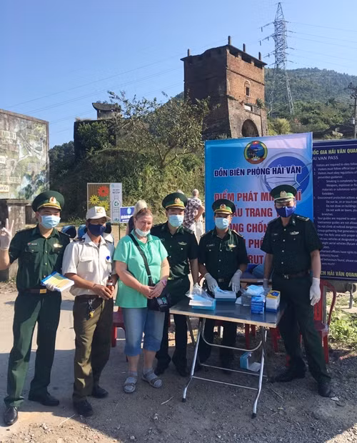 Bộ đội biên phòng phát khẩu trang cho khách du lịch trên Đèo Hải Vân trước khi lệnh cách ly cộng đồng được ban ra. Nguồn ảnh: QĐND.