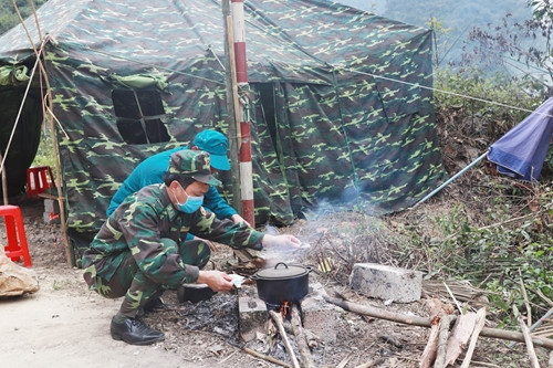 Một lán trại vùng biên được dựng lên để kiểm soát các đường mòn từ nước ngoài sang Việt Nam. Nguồn ảnh: QĐND.