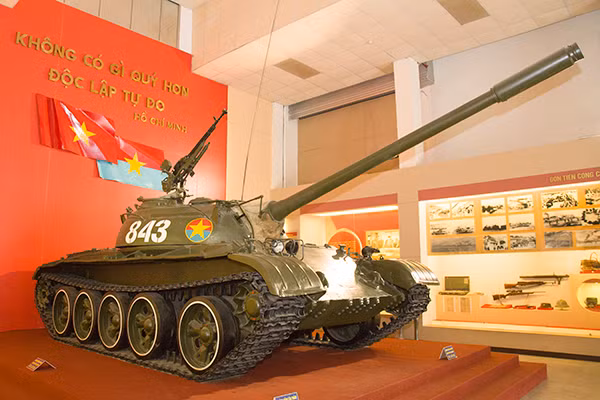 Ngày nay, chiếc xe tăng 843 nguyên bản từng húc cổng Dinh Độc Lập đang được trưng bày trang trọng tại bảo tàng Lịch sử Quân sự Việt Nam và được coi như một trong những "bảo vật quốc gia". Nguồn ảnh: BTLSQSVN.