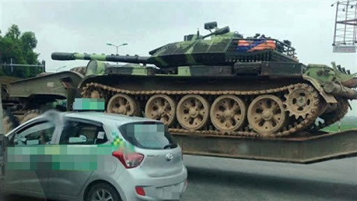 Phiên bản nâng cấp này được trang bị thêm hệ thống khí tài ngắm bắn quang điện tử hiện đại, tích hợp kèm cột cảm biến khi tượng để đo gió, tăng cường giáp phức hợp đi kèm với giáp phản ứng nổ. Nguồn ảnh: TL.