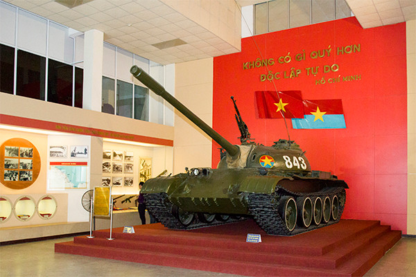 Ít ai ngờ rằng, những chiếc T-54B khác của Quân đội Việt Nam - cùng loại với chiếc xe tăng huyền thoại từng húc đổ cổng Dinh Độc Lập - tới nay vẫn tiếp tục được chúng ta sử dụng, thậm chí là nâng cấp, cải tiến thêm rất nhiều. Nguồn ảnh: BTLSQSVN.
