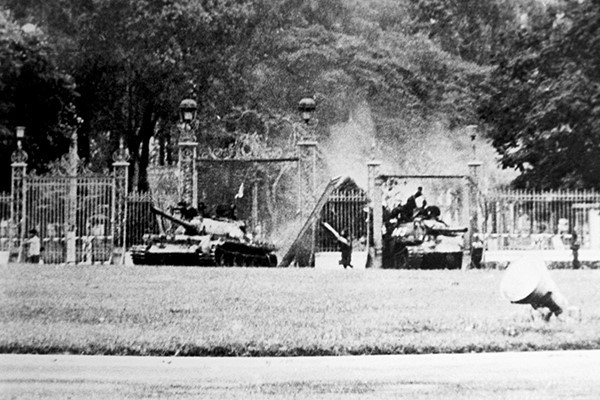 05:30 phút sáng ngày 30/4/1975, quân ta từ năm hướng đồng loạt tiến công vào Sài Gòn, lấy lực lượng xe tăng làm mũi nhọn, tới 11 giờ 30 phút cùng ngày, chiếc xe tăng đầu tiên mang số hiệu 843 đã húc tung cổng Dinh Độc Lập và là chiếc xe tăng đầu tiên của ta tiến tới đây. Nguồn ảnh: BTLSQSVN.