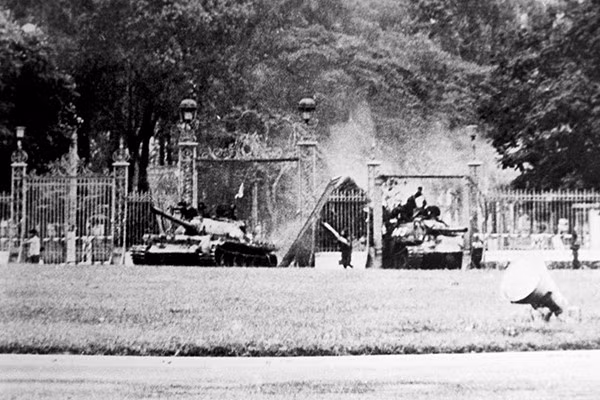 05:30 phút sáng ngày 30/4/1975, quân ta từ năm hướng đồng loạt tiến công vào Sài Gòn, lấy lực lượng xe tăng làm mũi nhọn, tới 11 giờ 30 phút cùng ngày, chiếc xe tăng đầu tiên mang số hiệu 843 đã húc tung cổng Dinh Độc Lập và là chiếc xe tăng đầu tiên của ta tiến tới đây. Nguồn ảnh: BTLSQSVN.