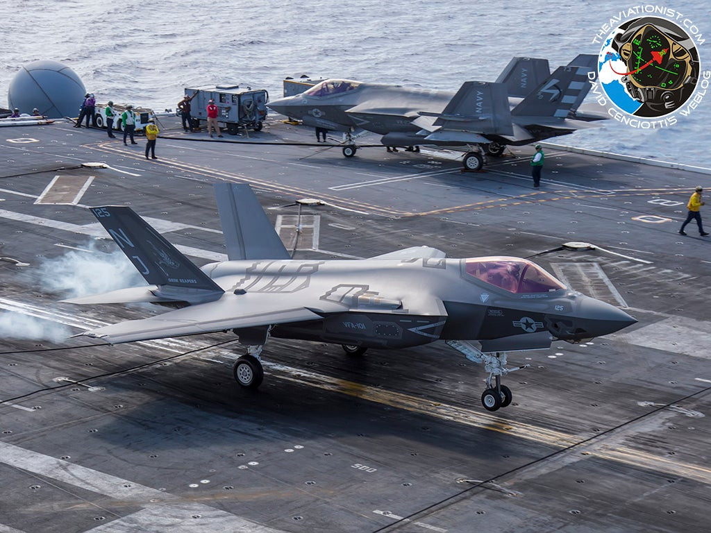 Vả lại, tốc độ tối đa của F-35 cũng chỉ vào khoảng Mach 1.6 - thua kém hơn nhiều so với những loại tiêm kích thế hệ 4++ vốn dĩ thường có tốc độ siêu âm lên tới trên Mach 2. Vậy nên, đua tốc độ với máy bay đời cũ không phải là một yêu cầu của F-35. Nguồn ảnh: USNV.