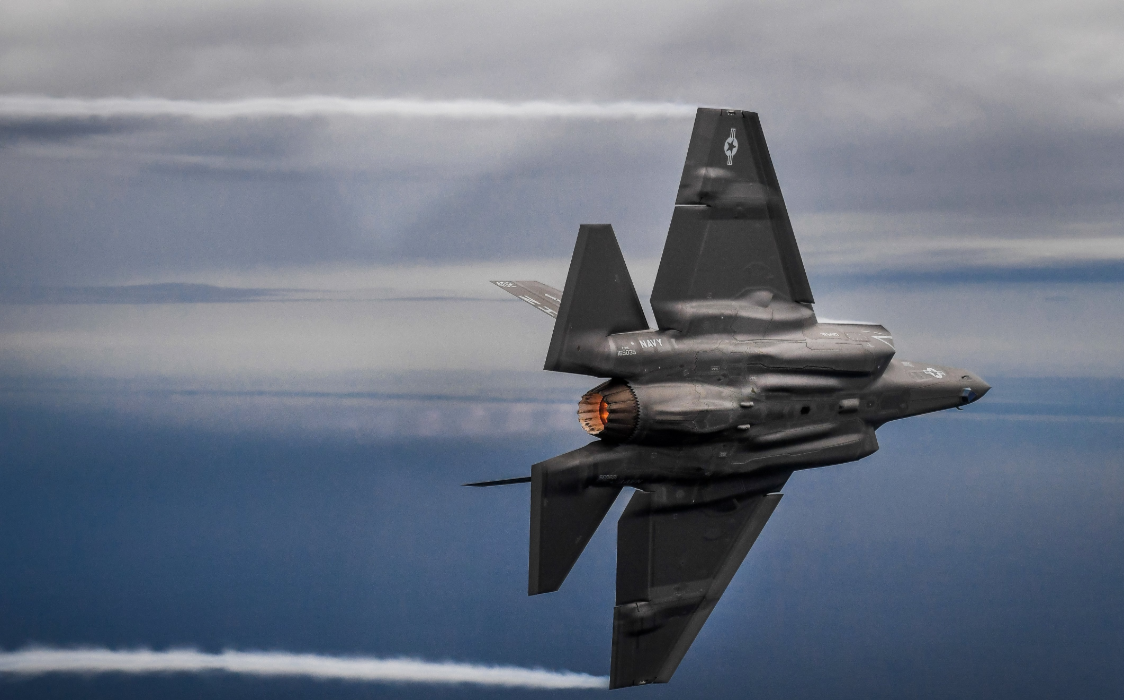 Cụ thể, các tiêm kích F-35 phiên bản F-35B và F-35C của Hải quân Mỹ đang gặp sự cố rất lớn về mặt tốc độ tối đa. Theo đó, phi công sẽ không thể đạt được tốc độ siêu âm hoặc chỉ bay với tốc độ siêu âm được một thời gian ngắn trước khi phải giảm tốc. Nguồn ảnh: USNV.