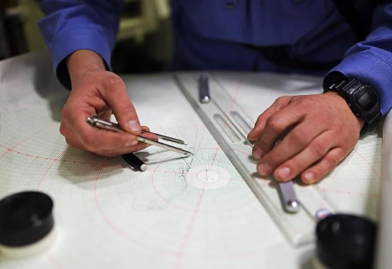 Sĩ quan dẫn đường trên tàu ngầm Kilo đang sử dụng bản đồ để vẽ hải trình di chuyển cho tàu. Nguồn ảnh: Expo.