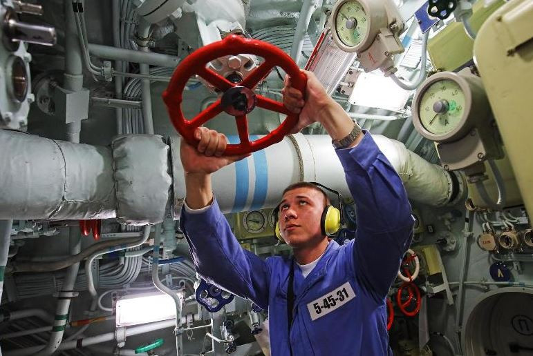 Bên trong tàu ngầm có cấu tạo khá chật chội với nhiều trang thiết bị và được chia thành nhiều khoang riêng biệt. Trong trường hợp khẩn cấp khoang bị ngập nước có thể dễ dàng cách ly, tránh cho việc nước tràn ra khắp tàu. Nguồn ảnh: Expo.