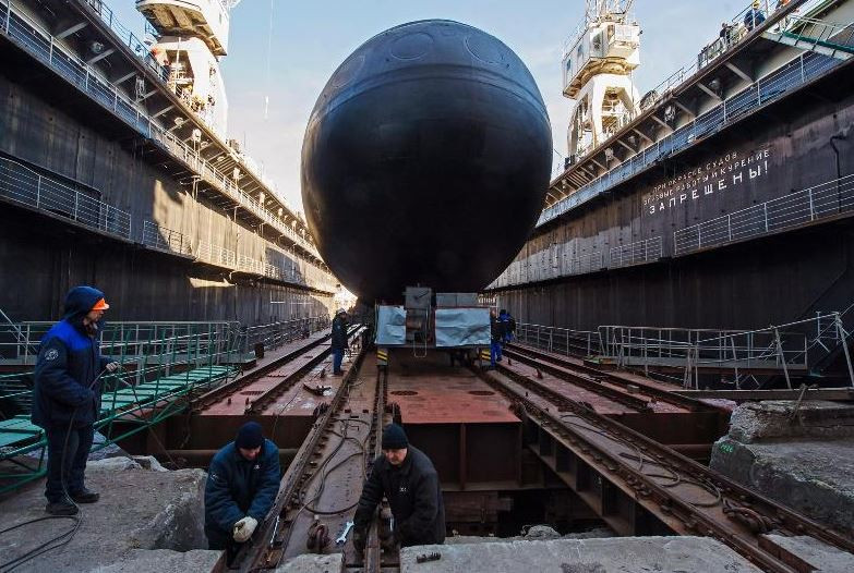 Độ sâu thông thường của tàu ngầm Kilo khi hoạt động dưới lòng biển là 240 mét. Trong khi đó tàu ngầm Kilo được cho là có thể lặn sâu tới tối đa 300 mét. Nguồn ảnh: Expo.