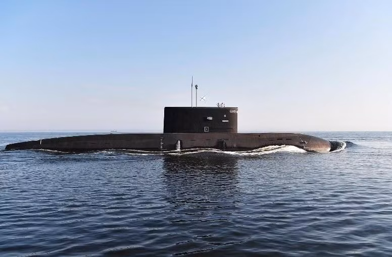 Tàu ngầm Kilo có khả năng di chuyển khi nổi chỉ 17 hải lý/giờ nhưng khi lặn, tốc độ tối đa của tàu có thể lên tới 20 hải lý giờ. Nguồn ảnh: Expo.