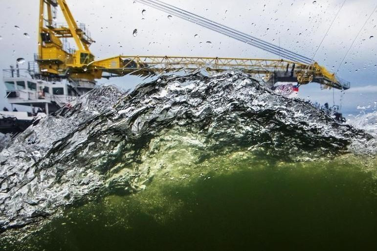 Góc ảnh cực kỳ hiếm hoi ghi lại cảnh tượng tàu ngầm Kilo bắt đầu lặn. Khi lặn, tàu ngầm Kilo sẽ di chuyển được với tốc độ cao hơn so với lúc nổi. Nguồn ảnh: Expo.